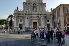 8_Un-gruppo-di-malintenzionati-con-sullo-sfondo-la-Cattedrale-di-Sant'Agata