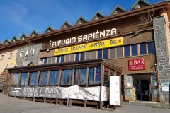 2_-Il-Rifugio-Sapienza-è-situato-a-quota-1920-metri-sul-il-vulcano-attivo-più-alto-dEuropa-nel-punto-massimo-di-arrivo-per-le-auto-e-limitrofo-alla-funivia.