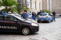 forze dell'ordine all'ingresso di Palazzo Pretorio , sede di rappresentanza del Comune di Palermo