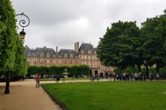 Place-des-Vosges_-la-piu-antica-di-Parigi