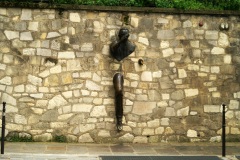 Le Passe-Muraille - Scultura originale di un uomo incastrato in un muro, ispirata a una storia dello scrittore francese Marcel Aymé