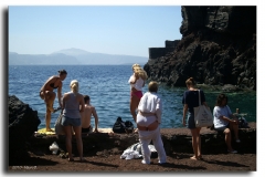 SCENE A BORDO PISCINA...SANTORINI