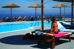 In piscina dell'hotel....vista mare.sulla caldera