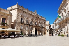 6_Palazzo-Beneventano-Del-Bosco-è-sito-in-Piazza-del-Duomo-nellisola-di-Ortigia-a-Siracusa.-È-considerato-uno-dei-più-bei-palazzi-della-città.